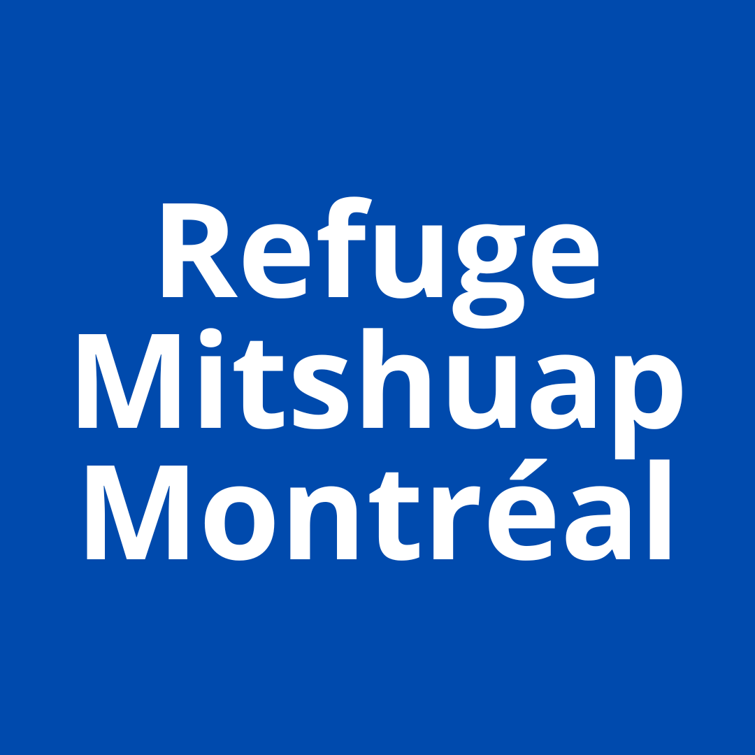 Carré bleu avec les mots « Refuge Mitshuap Montréal » en texte blanc